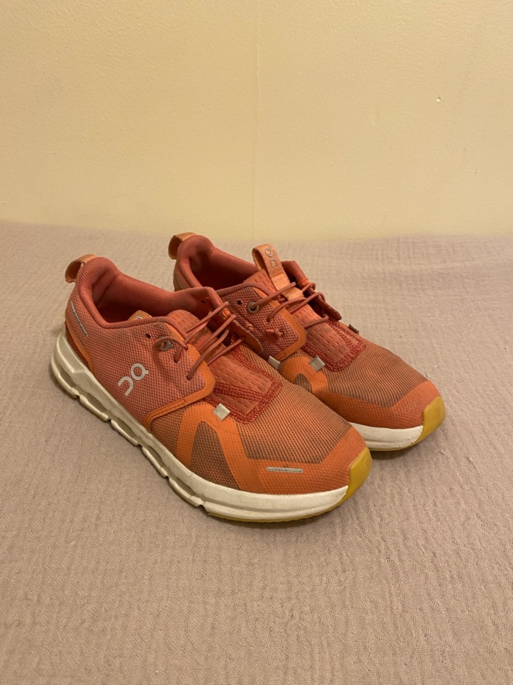 On Running Kids Cloudswift Coral Orange Athletic Sneakers. Size Y4